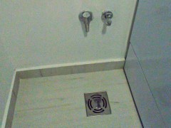 Pustite bilo gde vodu a ona se vraća iz glavnog slivnika?